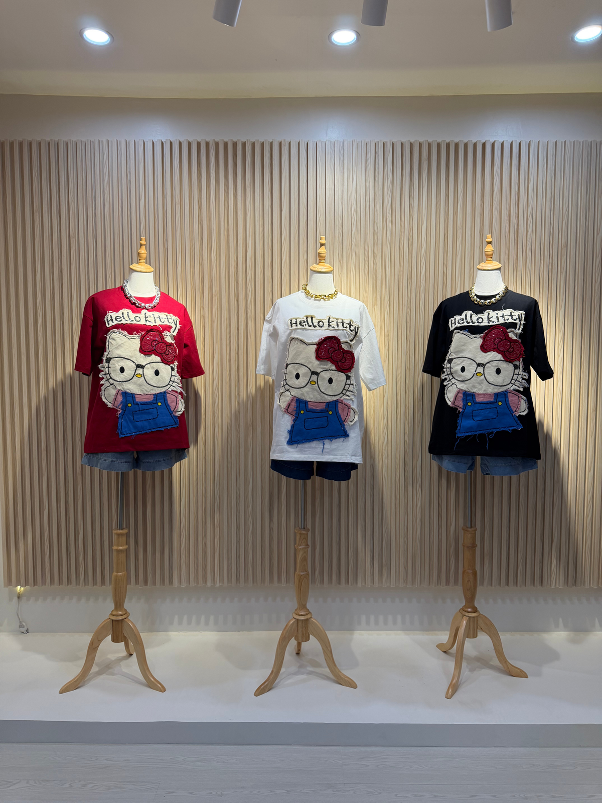 Intrend Hello Kitty Graphic Tee